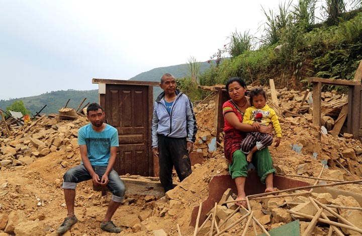 Familia afectada por el terremoto de Nepal. Foto: ACNUR/D.Lorch