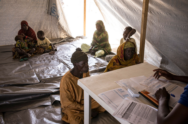 Refugiados nigerianos registrándose con ACNUR en Dar es Salam. Foto: ACNUR / L.Mattei
