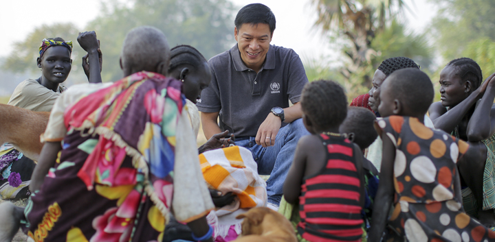 Kannavee Suebsang, Jefe de la oficina de ACNUR en Rumbek, habla con un grupo de desplazados sursudaneses. Foto: ACNUR / R. Nuri
